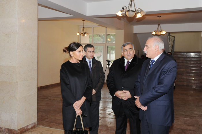 Birinci xanım Mehriban Əliyeva Xəzər rayonunda təmiri və əsaslı surətdə yenidən qurulması nəzərdə tutulan bir sıra obyektlərdə olub (FOTO)